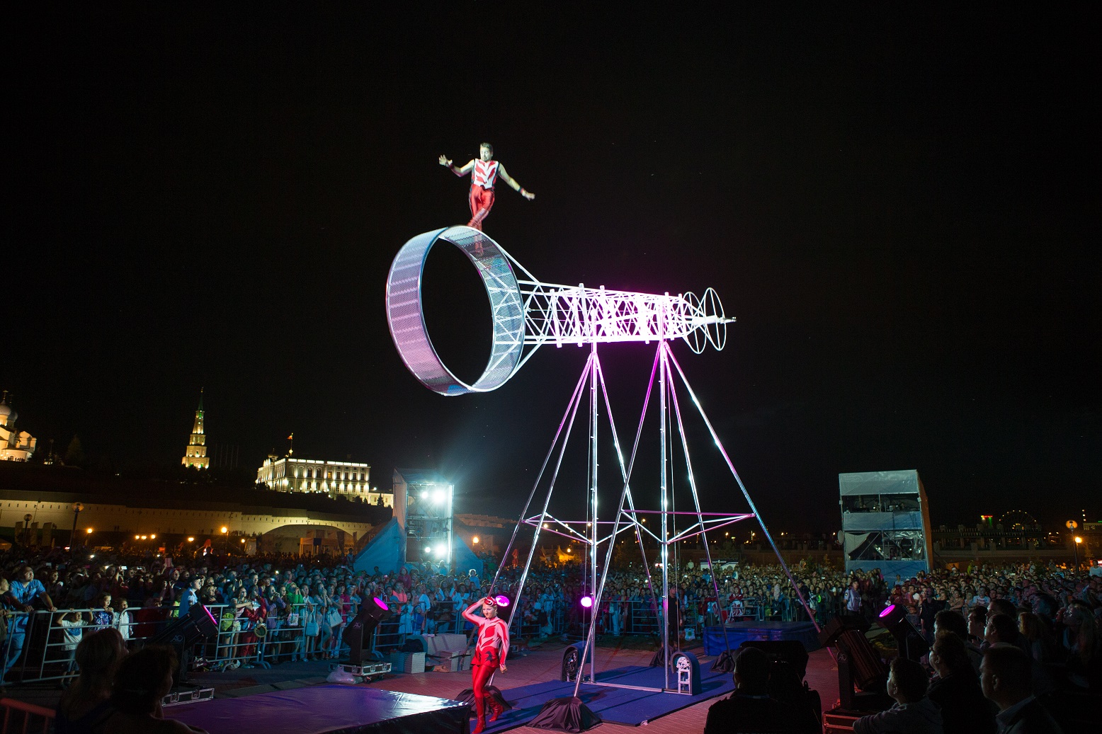 Уникальное уличное шоу цирка Дю Солей, 2013 год